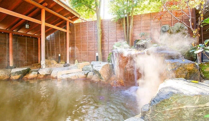 伊香保溫泉露天風呂岩石造景與木造建築環境